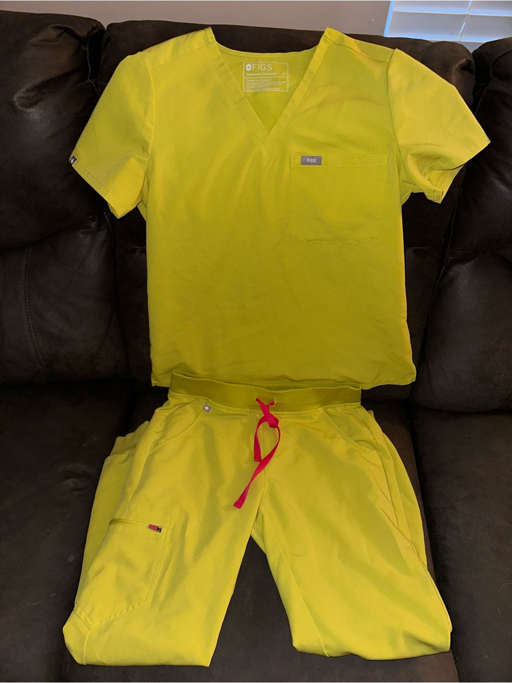 FIGS Limeade scrub set size small Catarina one pocket top & Zamora jogger pants